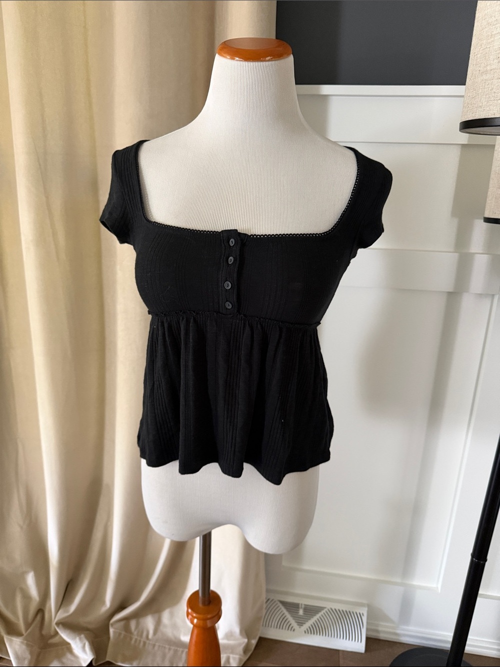 American Eagle Outfitters Black Square-Neck Button Crop Top 💋